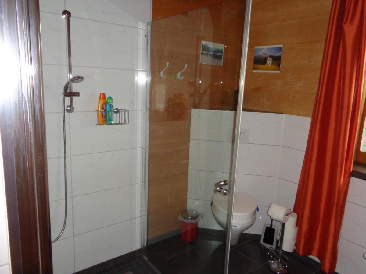 Barrierefreies Zimmer Im Blockhaus Mit Sauna Am See Soyen Esterno foto