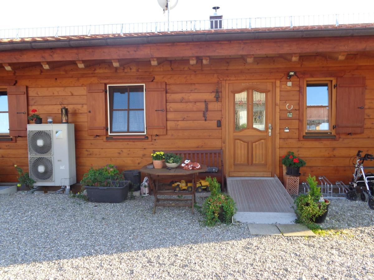Barrierefreies Zimmer Im Blockhaus Mit Sauna Am See Soyen Esterno foto